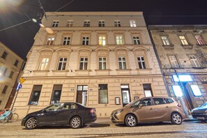 Fachada de la propiedad por la tarde o noche