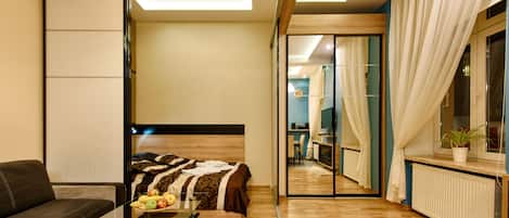 Comfort Studio, 1 Queen Bed with Sofa bed, Kitchenette | Private kitchen | Fridge, microwave, oven, stovetop