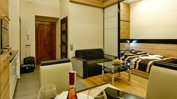 Comfort Studio, 1 Queen Bed with Sofa bed, Kitchenette | Private kitchen | Fridge, microwave, oven, stovetop