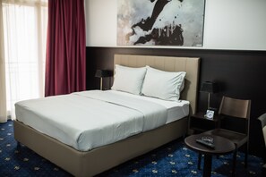 Habitación doble Deluxe, balcón | Ropa de cama de alta calidad, minibar, escritorio y insonorización
