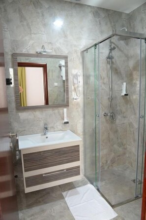Habitación doble Deluxe | Baño | Regadera, amenidades de baño gratuitas, secadora de cabello, toallas