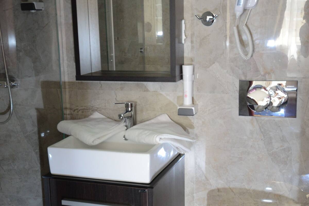 Habitación doble estándar | Baño | Regadera, amenidades de baño gratuitas, secadora de cabello, toallas