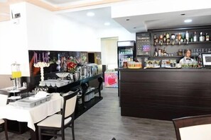 Desayuno continental (EUR 3.00 por persona)