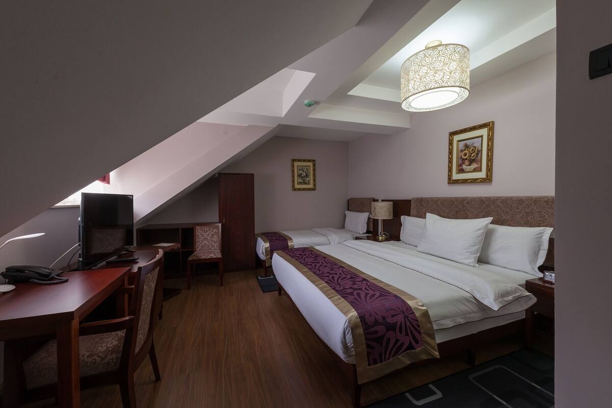 Habitación triple | Ropa de cama de alta calidad, minibar, escritorio y insonorización