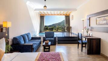 Super deluxe room with plunge pool (non heated ) | Minibar, in-room safe, desk, soundproofing