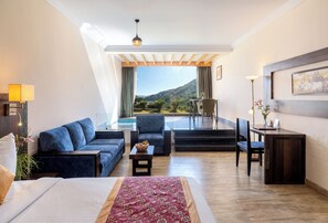 Super deluxe room with plunge pool (non heated ) | Minibar, una cassaforte in camera, una scrivania, insonorizzazione