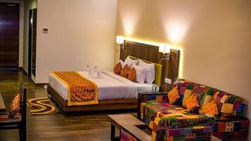 Super Deluxe Room with Plunge Pool | Minibar, in-room safe, desk, soundproofing