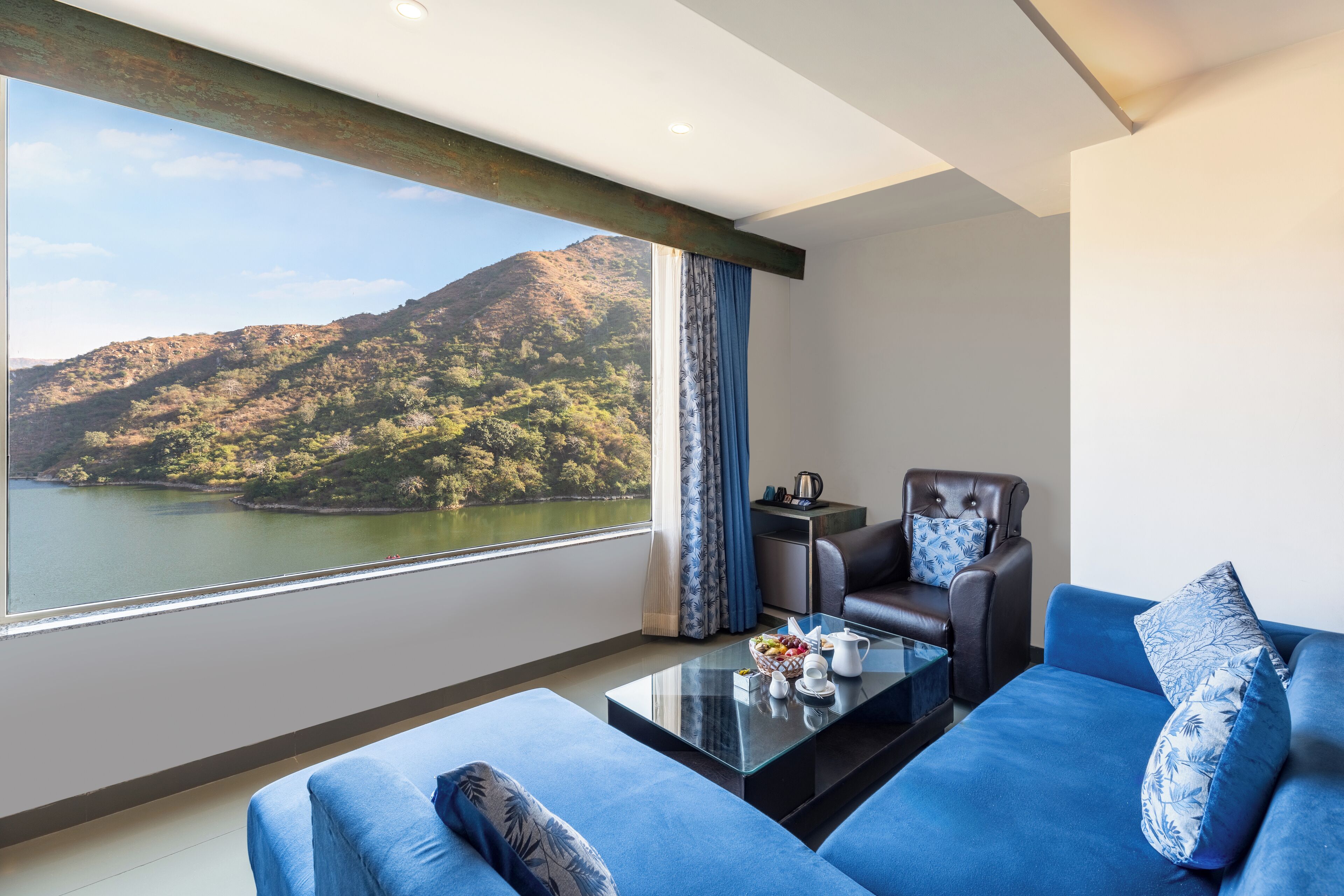 Luxury room with bathtub | 迷你吧、客房內保險箱、書桌、隔音