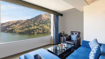 Luxury room with bathtub | Minibar, in-room safe, desk, soundproofing