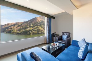 Luxury room with bathtub | Minibar, una cassaforte in camera, una scrivania, insonorizzazione