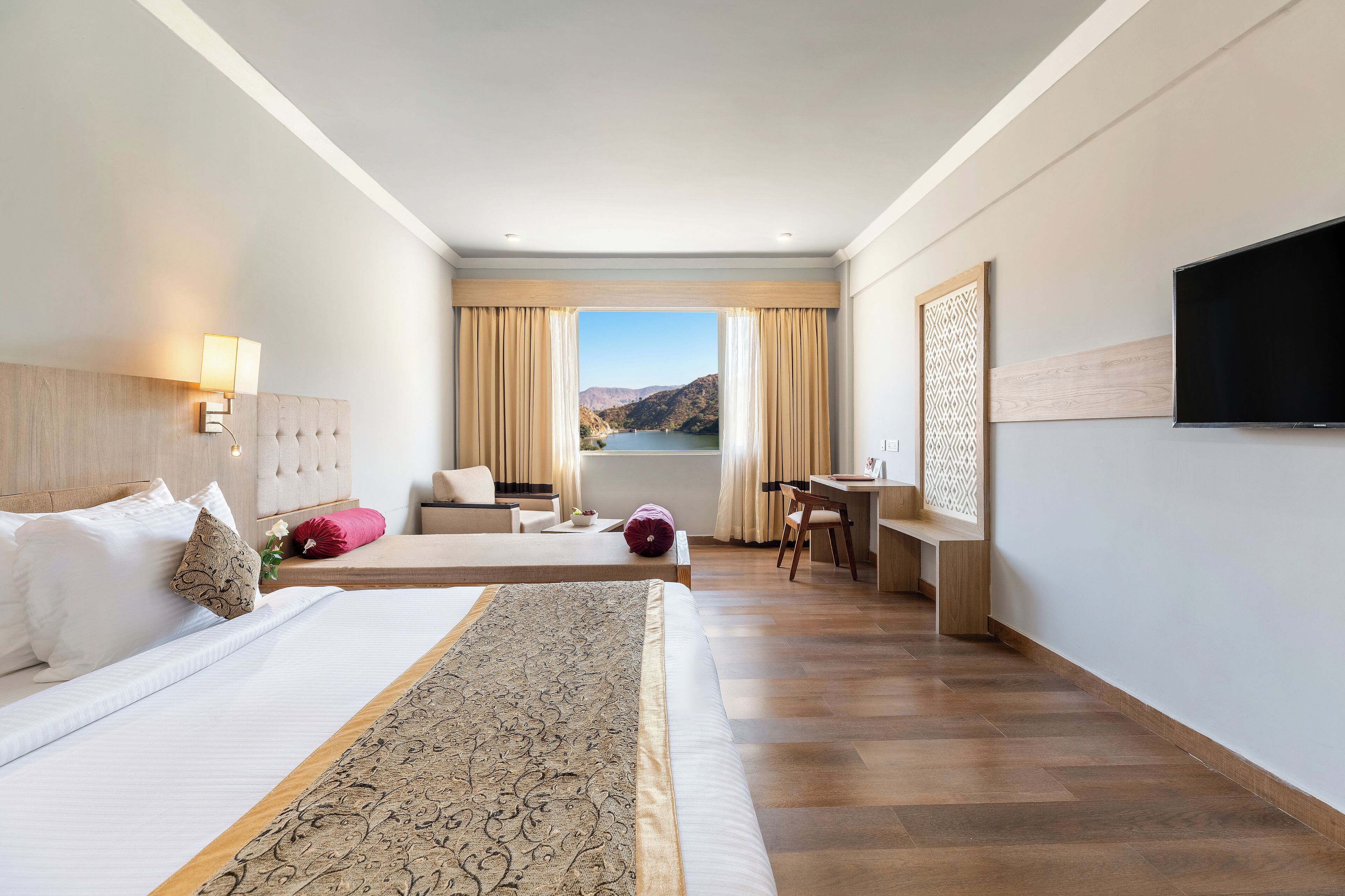 Top Floor lake view without balcony | 迷你吧、客房內保險箱、書桌、隔音