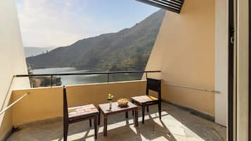 Deluxe room with Balcony lake view | Minibar, coffres-forts dans les chambres, bureau, chambres insonorisées