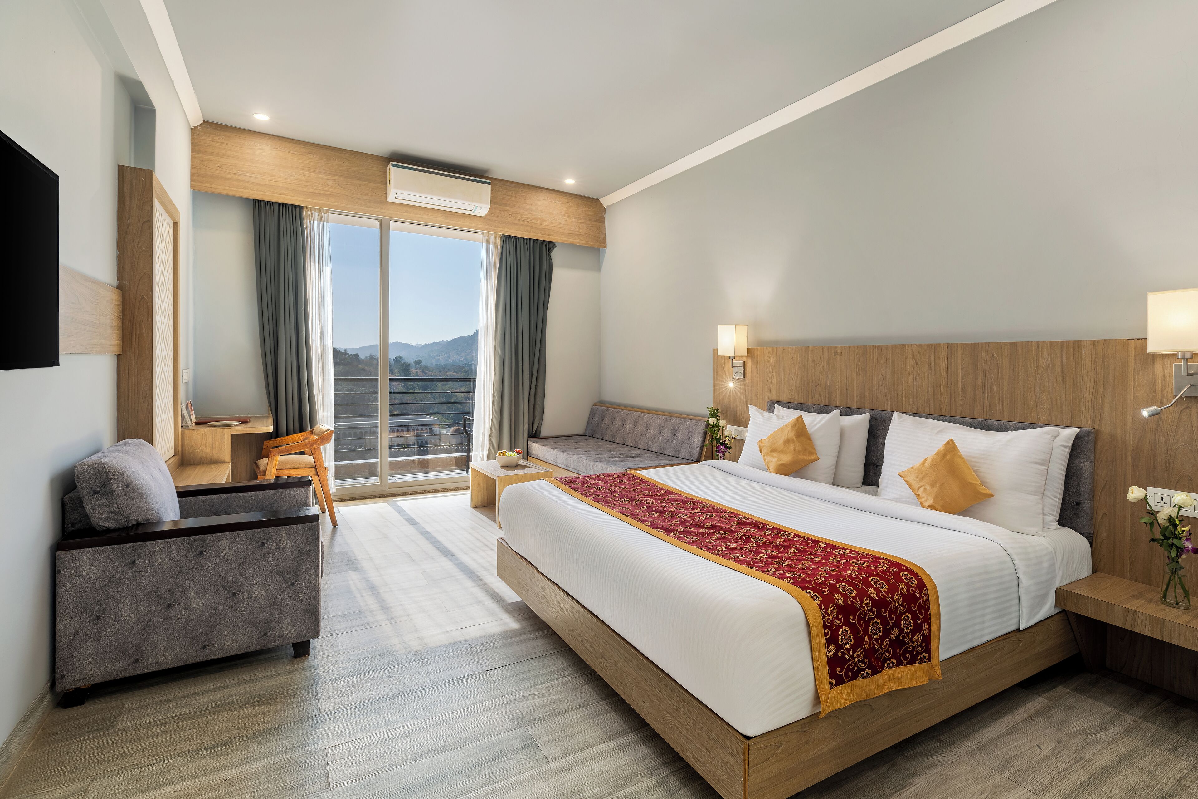 Deluxe room standing balcony | 迷你吧、客房內保險箱、書桌、隔音