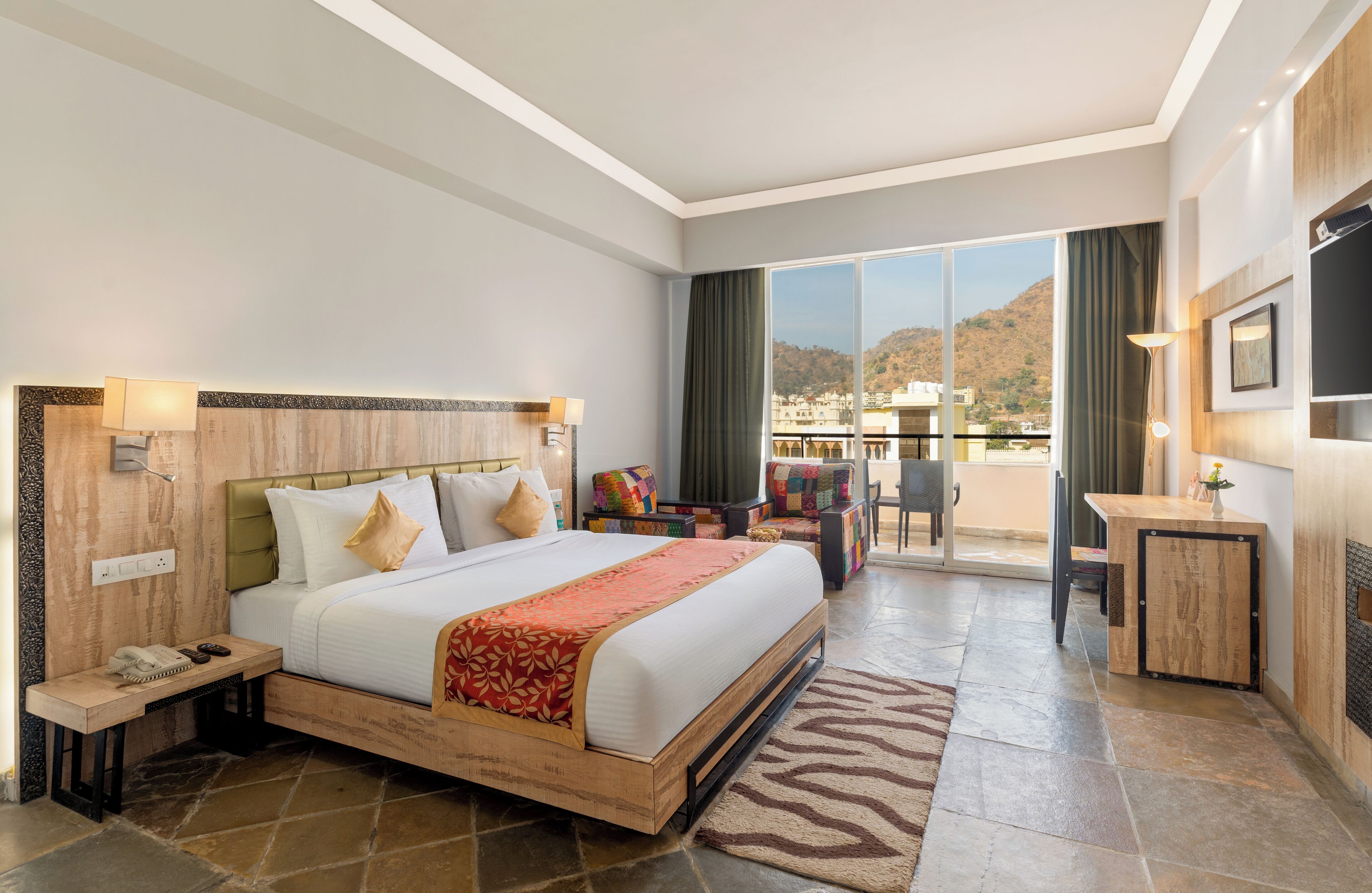 Deluxe Room | Minibar, in-room safe, desk, soundproofing