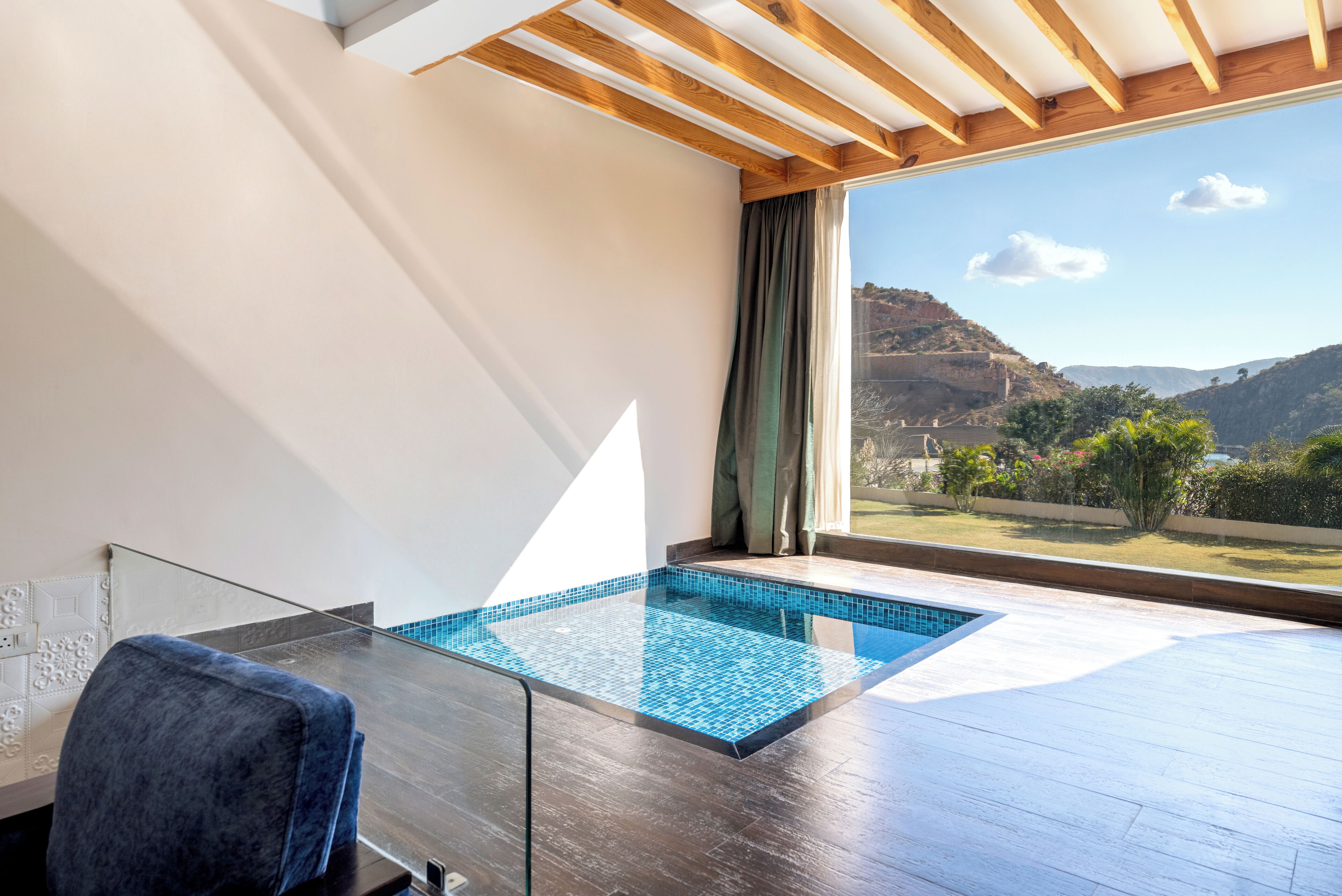 Super Deluxe Room with Plunge Pool | Minibar, in-room safe, desk, soundproofing