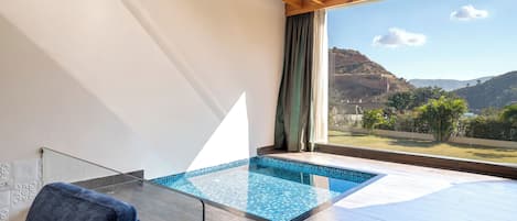 Minibar, caja de seguridad en la habitación y escritorio