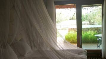 Superior tweepersoonskamer, niet-roken, uitzicht op tuin | Een minibar, een kluis op de kamer, verduisterende gordijnen