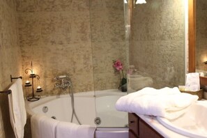 Superior Double Room, Non Smoking, Garden View | Jetted bathtub