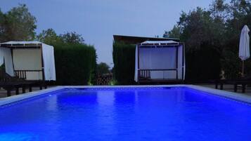 Piscine extérieure, parasols de plage, chaises longues