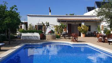 Piscine extérieure, parasols de plage, chaises longues