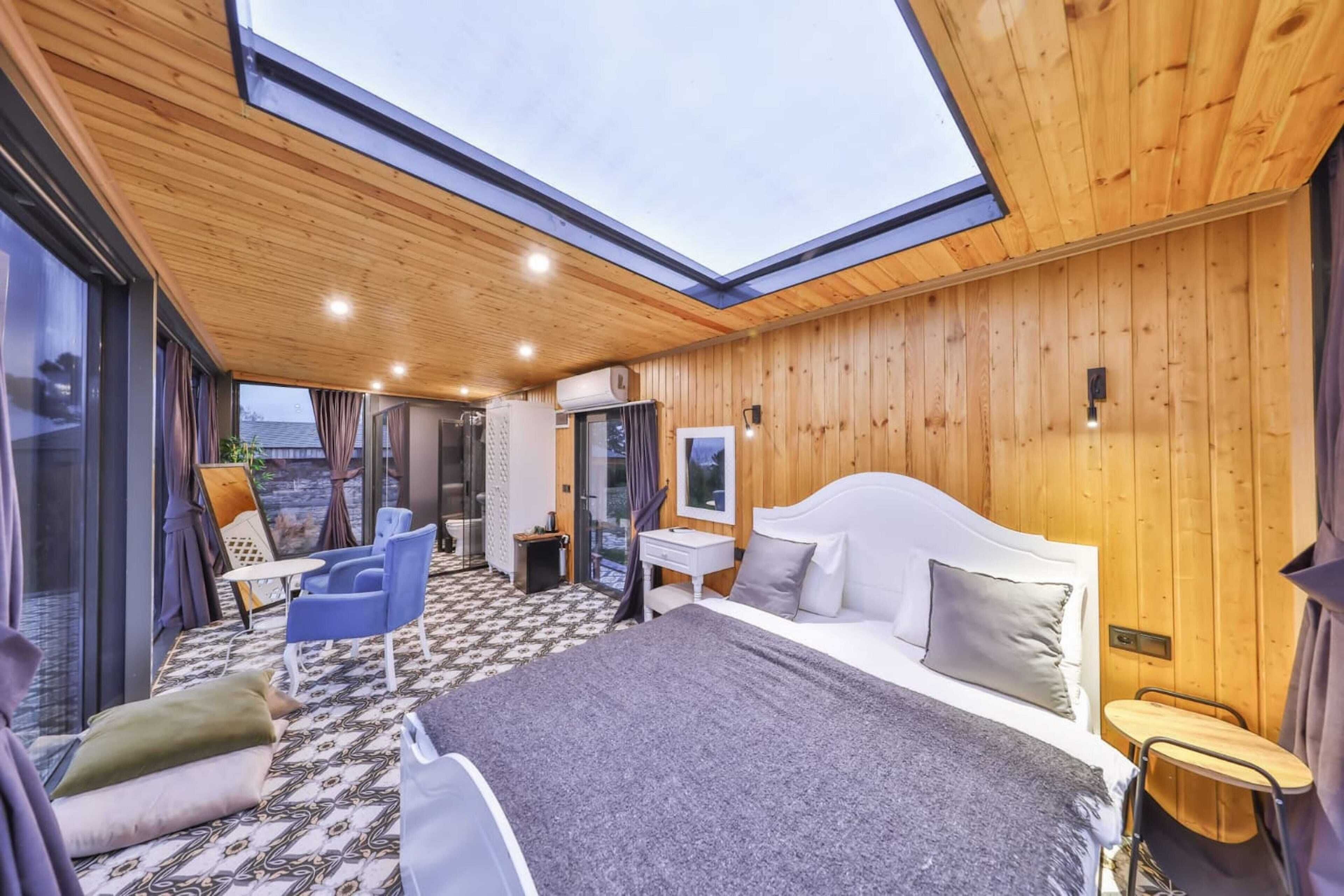 mirror house with jacuzzi | 1 bedroom, in-room safe, soundproofing, free wifi