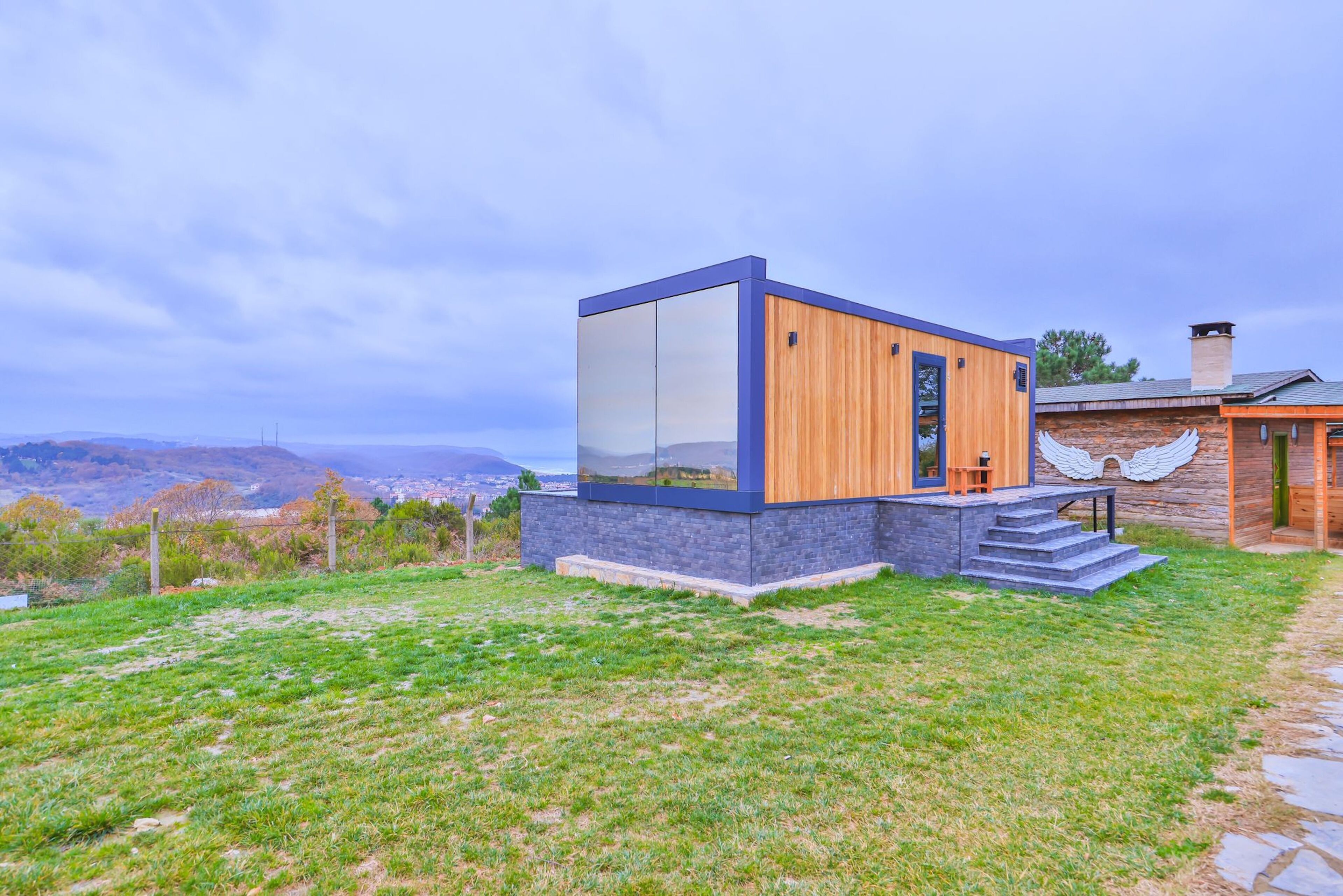 mirror house with jacuzzi | 1 bedroom, in-room safe, soundproofing, free wifi