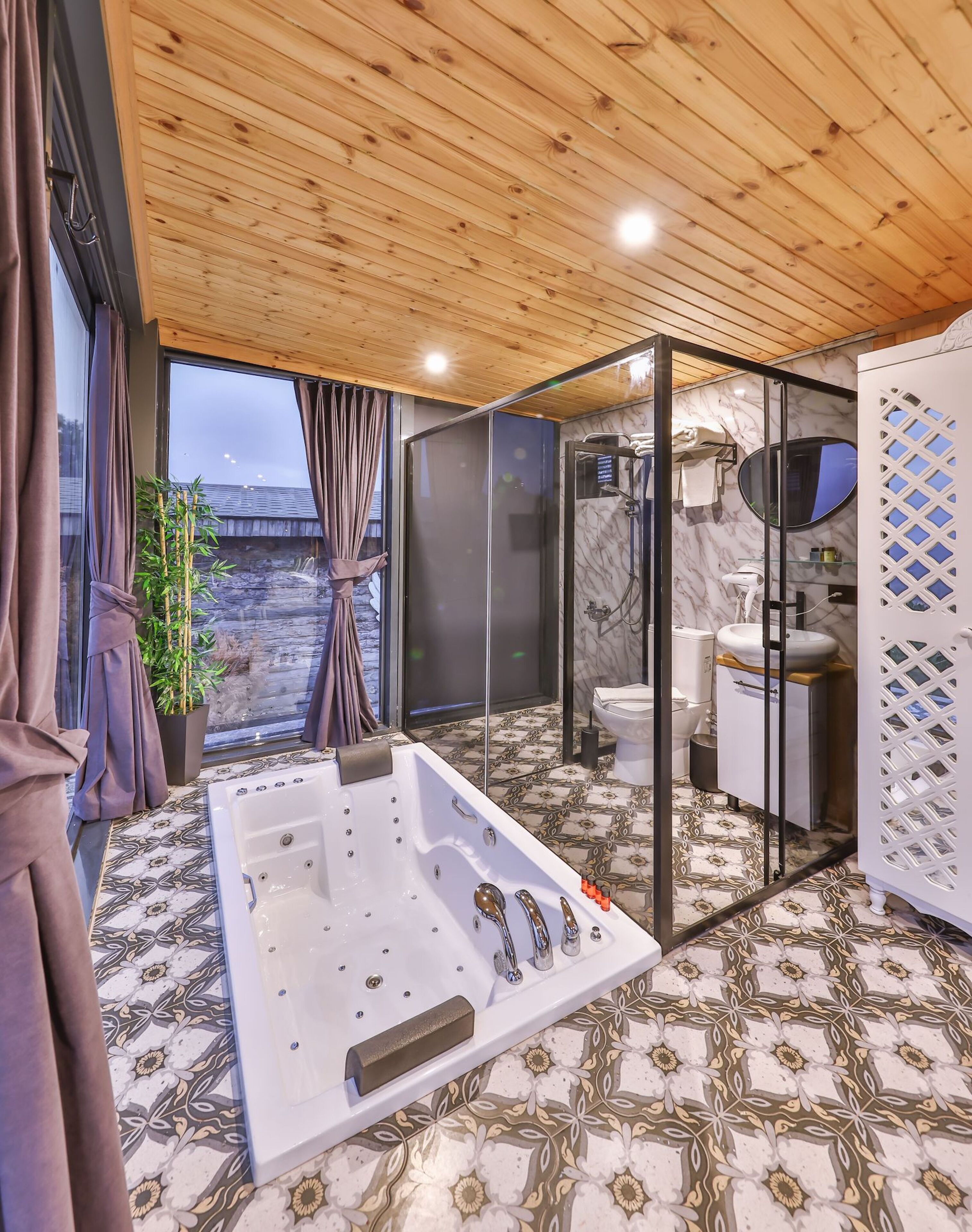 mirror house with jacuzzi | jetted bathtub