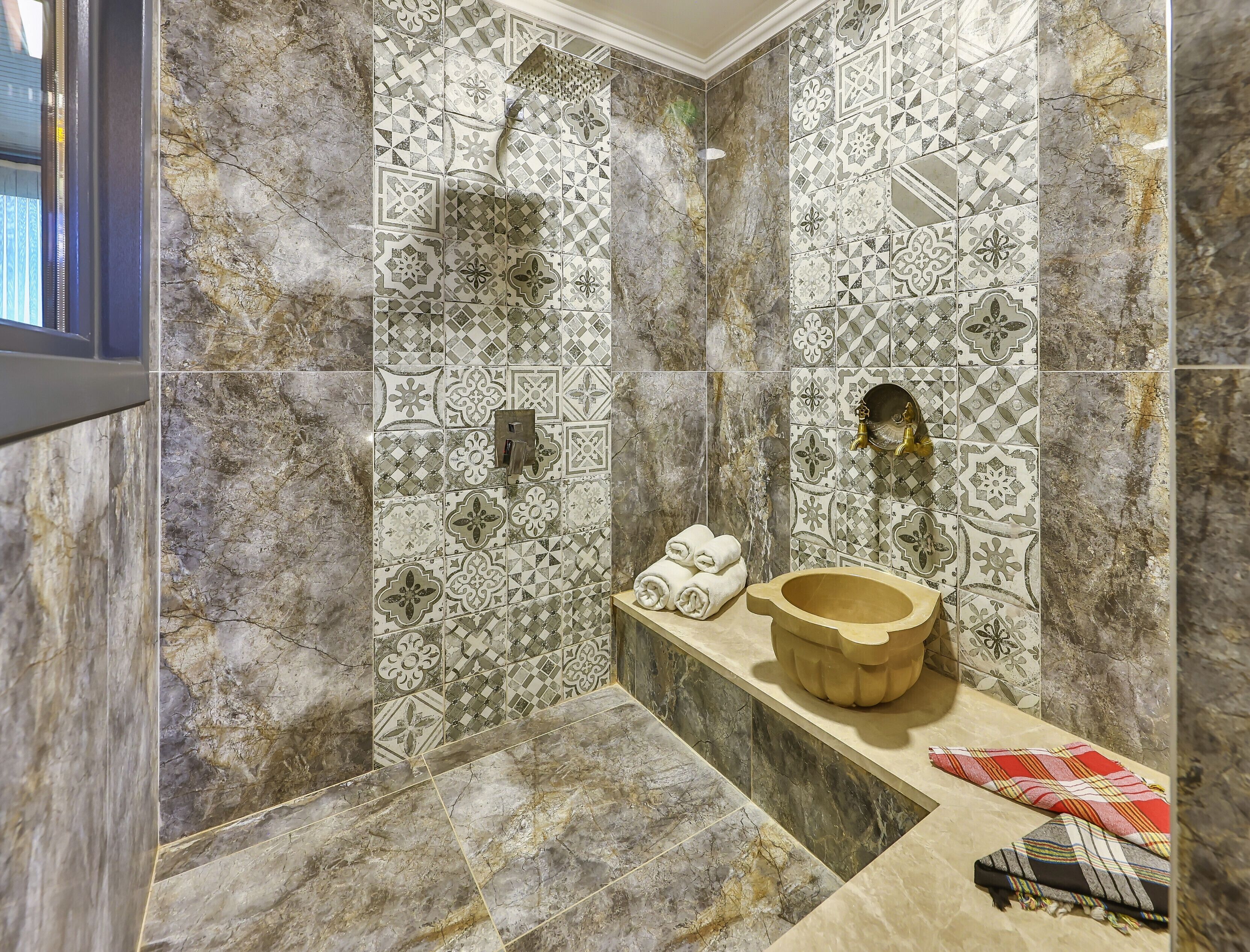 deluxe room, jetted tub, pool view | bathroom | free toiletries, hair dryer, slippers, towels