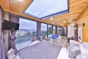 Mirror House with Jacuzzi | Garden view