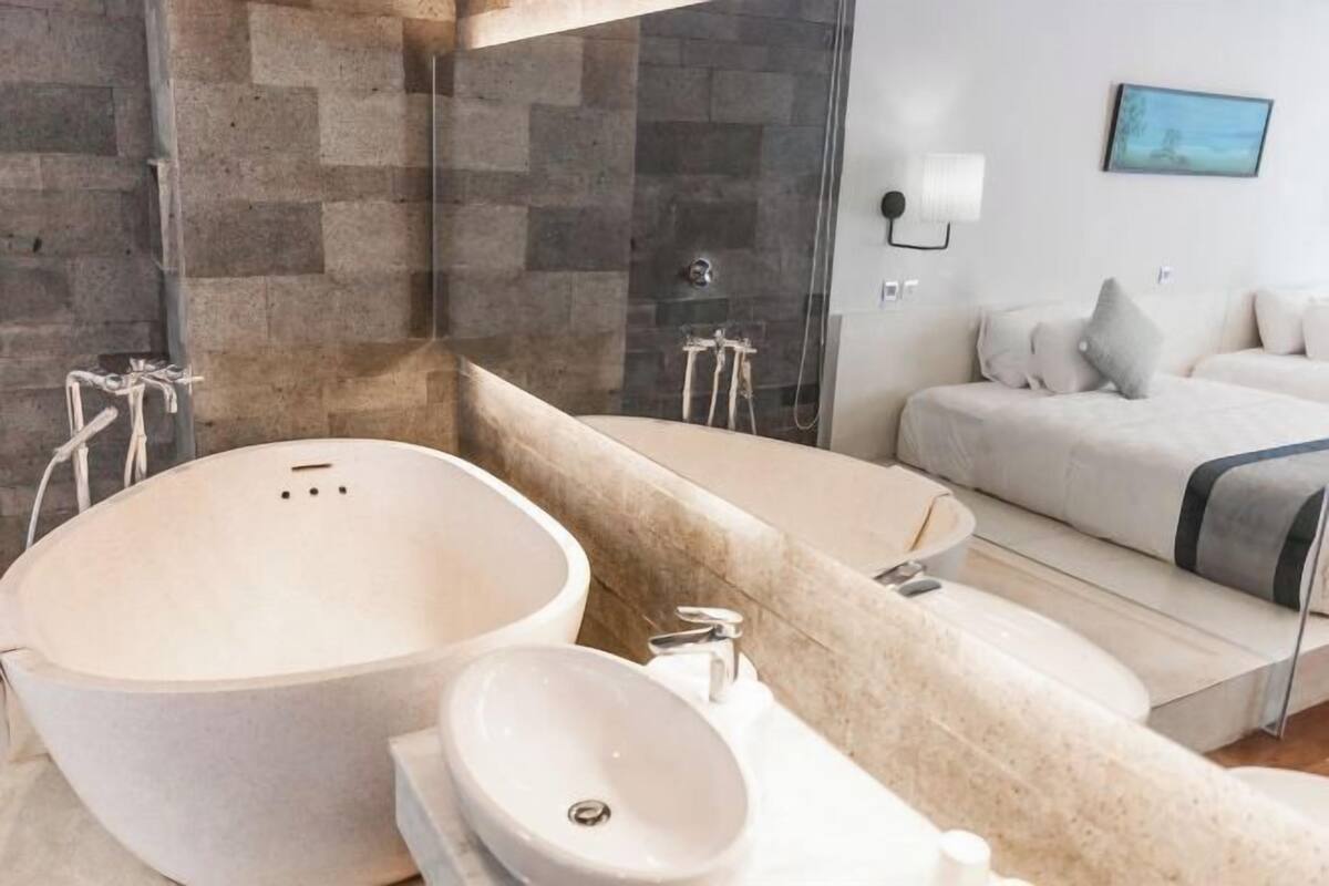 Kylpyhuone | Erillinen kylpyamme ja suihku, ilmaiset hygieniatuotteet