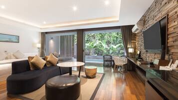 Sviitti, yksityinen uima-allas | Tallelokero huoneessa, työpöytä, lisävuoteet, ilmainen Wi-Fi