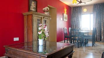 Deluxe Apartment, 2 Bedrooms, Kitchen, Courtyard View | Living room | 20-inch flat-screen TV with cable channels, TV