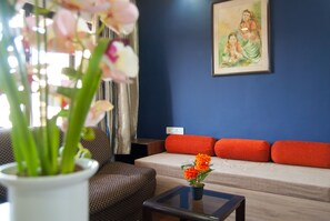 Deluxe appartement, 1 slaapkamer, keuken | Woonruimte | Een 20-inch flatscreentelevisie met kabelzenders en televisie