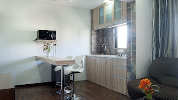 Deluxe Apartment, 1 Bedroom, Kitchen | Private kitchen | Full-sized fridge, microwave, electric kettle, cookware/dishes/utensils