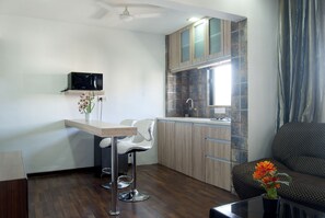 Apartemen Deluks, 1 kamar tidur, dapur | Dapur pribadi | Lemari es besar, microwave, dan ketel listrik