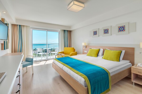 Phòng Tiêu chuẩn, quang cảnh một góc biển | Bộ đồ giường cao cấp, minibar với thức ăn, đồ uống miễn phí, bàn 