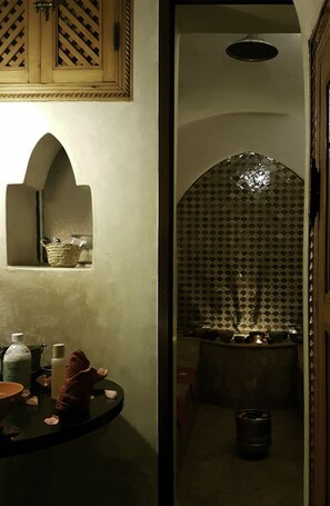 Bain de vapeur, bain turc/hammam, soins du corps, enveloppements