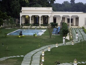 Piscine extérieure, chaises longues