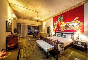 Junior Suite (King Bed) | Premium bedding, minibar, in-room safe, individually furnished