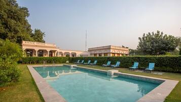 Kolam renang outdoor, dengan kursi berjemur