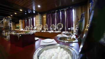 Se sirven desayunos, comidas, cenas y cocina local e internacional
