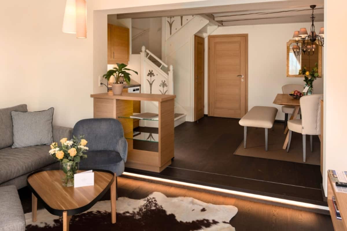 deluxe bungalow, 2 bedrooms, non smoking | 2 bedrooms, hypo-allergenic bedding, in-room safe, laptop workspace