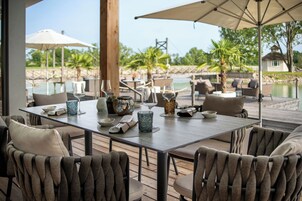 3 restaurantes; se sirve almuerzo y cena