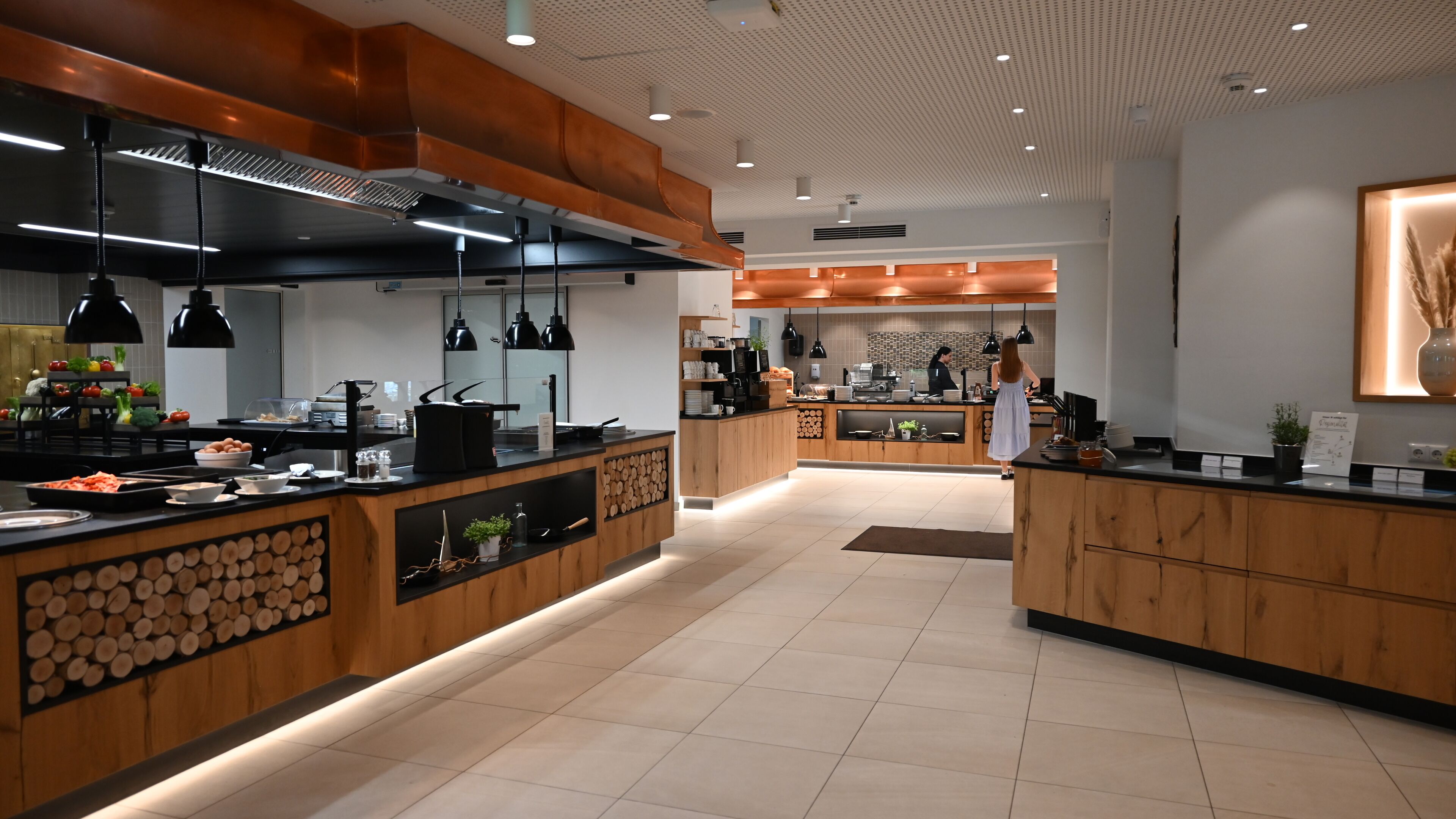 3 restaurants, lunch, dinner served; local and international cuisine