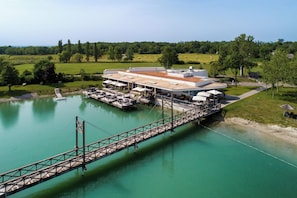3 restaurants, lunch, dinner served; local and international cuisine