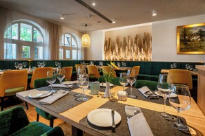 3 restaurants servant le déjeuner et le dîner
