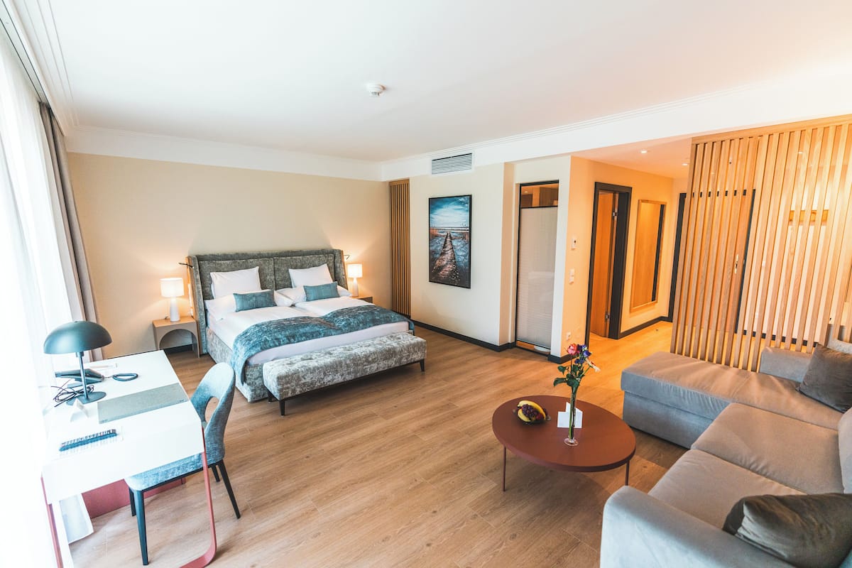 Een hotelkamer met een bed, een bureau, een bank en een salontafel.