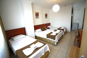 Habitación cuádruple estándar | Ropa de cama de alta calidad y caja de seguridad en la habitación 