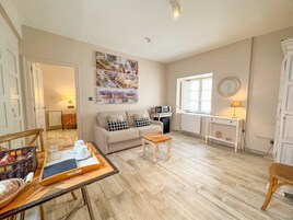 Suite familiar, bañera de hidromasaje | Salón