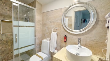 Familie suite, hot tub | Badkamer